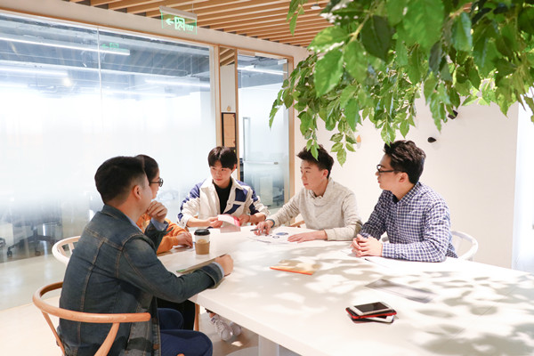 員工培訓(xùn)與發(fā)展：培養(yǎng)人才，提升企業(yè)核心競(jìng)爭(zhēng)力
